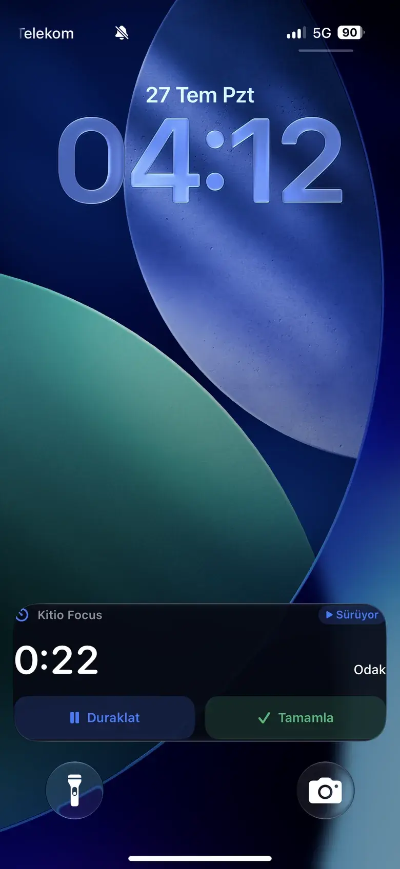 Kitio Focus Live Activity on the iPhone Lock Screen with pause and complete actions.